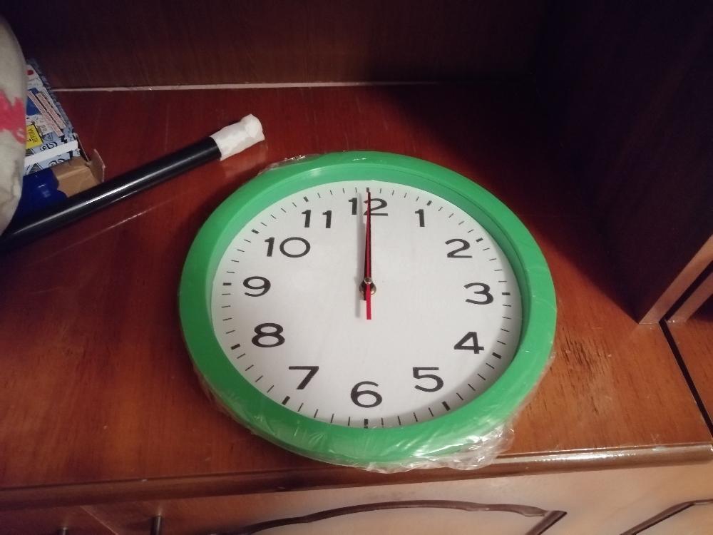 Фотография покупателя товара Часы настенные "Классика", арабские цифры, зелёный обод, 28х28 см - Фото 1
