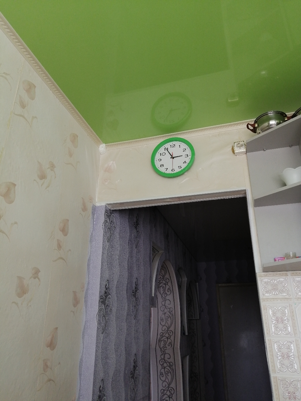 Фотография покупателя товара Часы настенные "Классика", арабские цифры, зелёный обод, 28х28 см - Фото 2