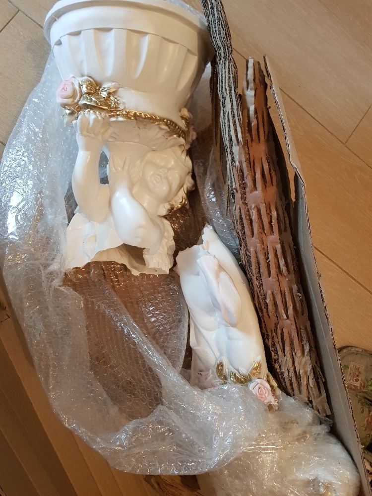 Фотография покупателя товара Фигурное кашпо "Ангел с розами", бело-золотой, 1,8 л/ 24х27х70см - Фото 11