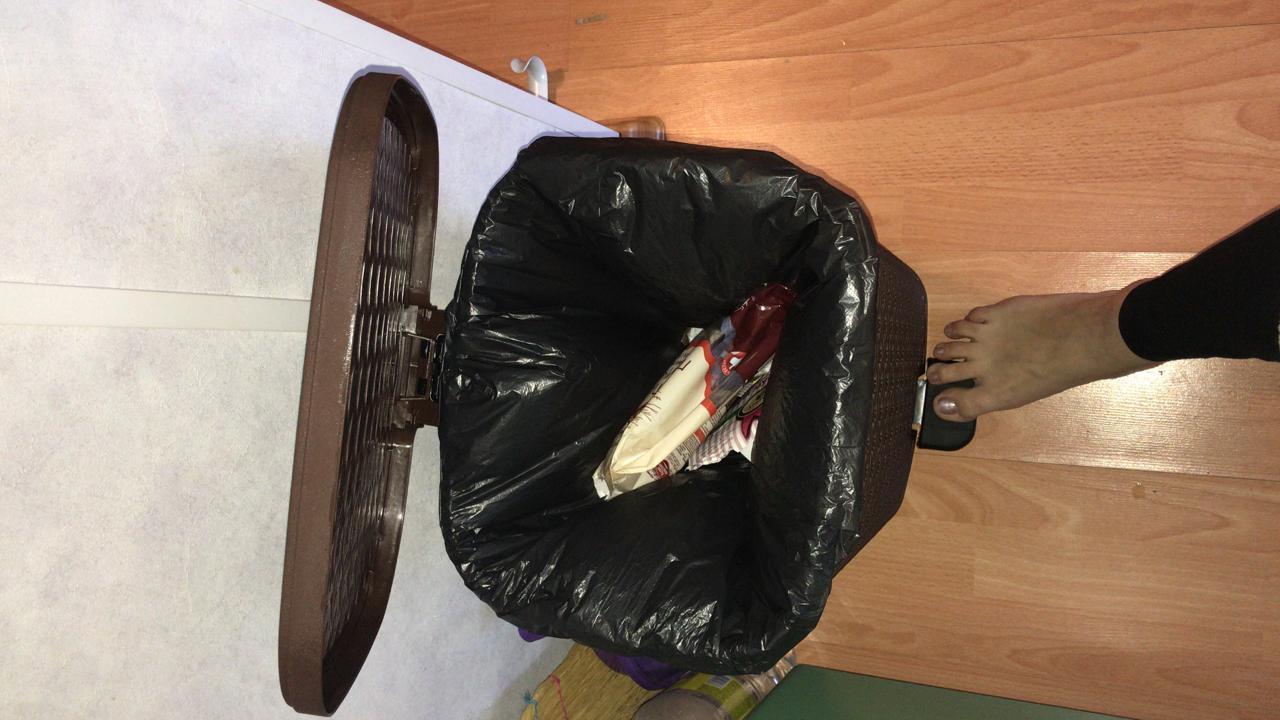 Фотография покупателя товара Ведро для мусора с педалью «Плетёное», 26 л, цвет МИКС - Фото 4