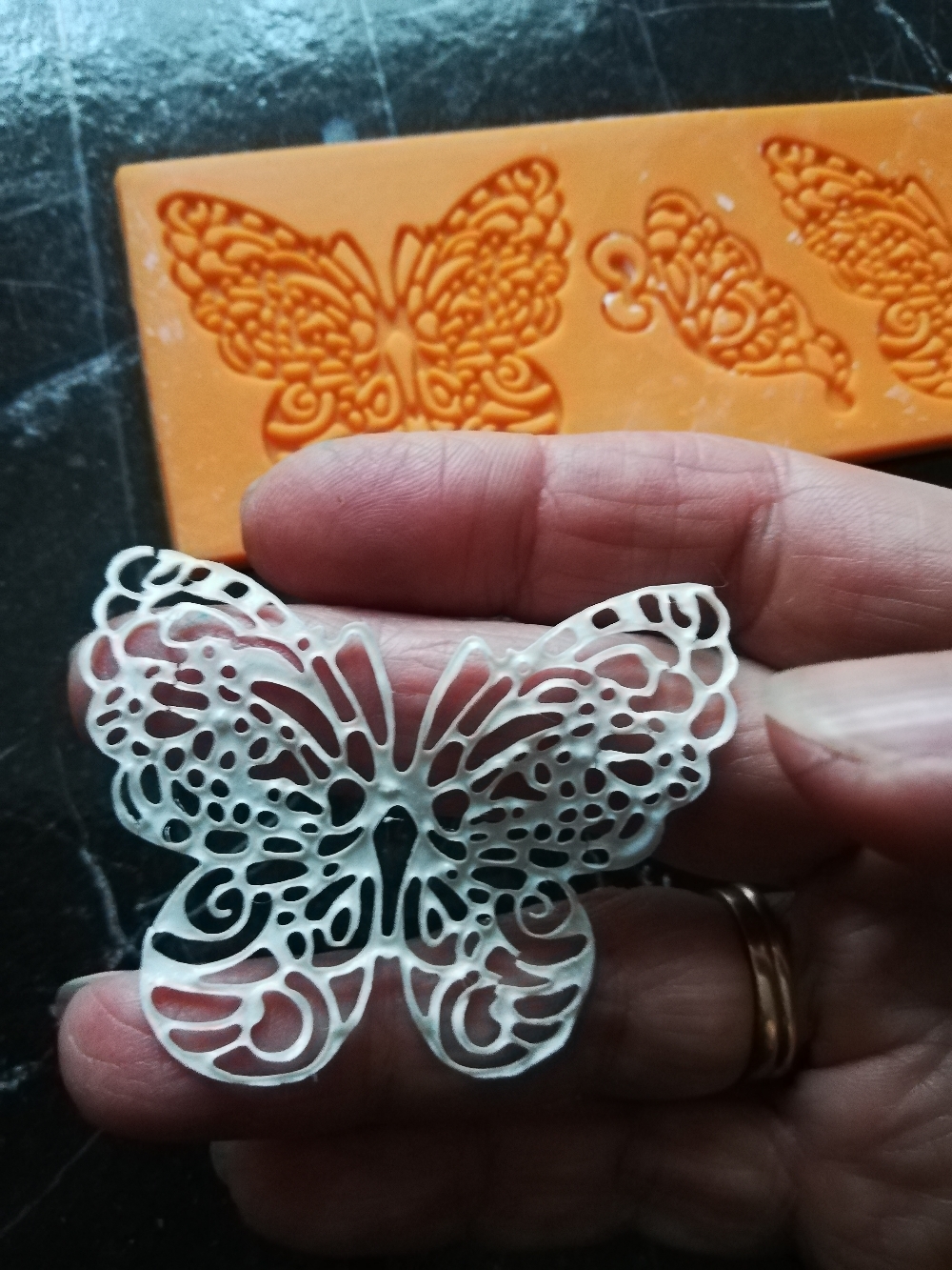 Фотография покупателя товара Коврик для айсинга Доляна «Бабочки», силикон, 19×6 см, цвет оранжевый - Фото 3