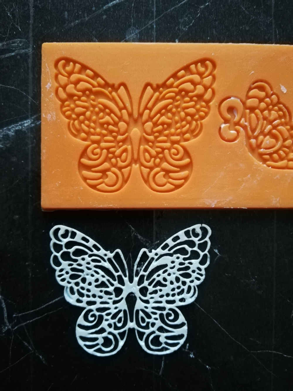 Фотография покупателя товара Коврик для айсинга Доляна «Бабочки», силикон, 19×6 см, цвет оранжевый