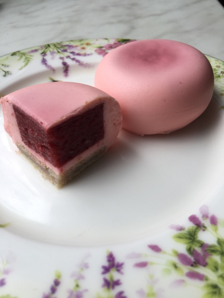 Фотография покупателя товара Форма для муссовых десертов и выпечки Доляна «Пуэнти», 30×18 см, 8 ячеек (6,6×3 см), цвет белый - Фото 6