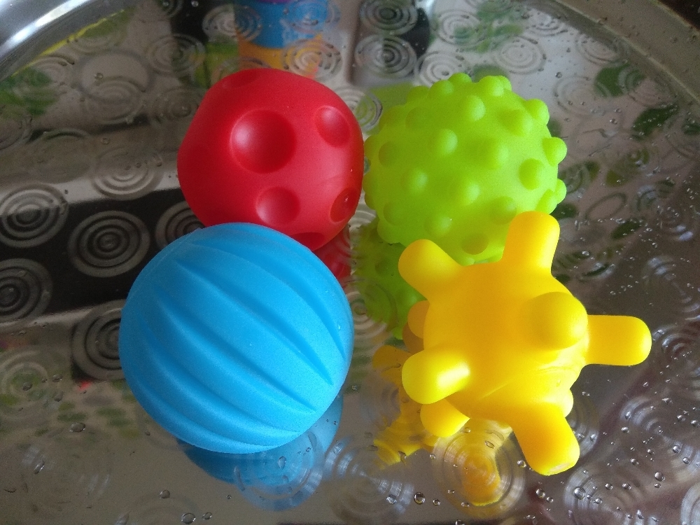 Фотография покупателя товара Набор развивающих тактильных мячиков «Шарики», с пищалкой, 4 шт, виды МИКС, Крошка Я
