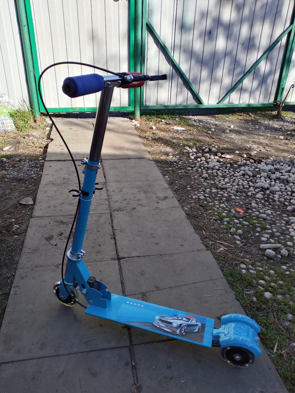Фотография покупателя товара Самокат складной GRAFFITI, колёса световые PVC d=100 мм, цвет голубой - Фото 1
