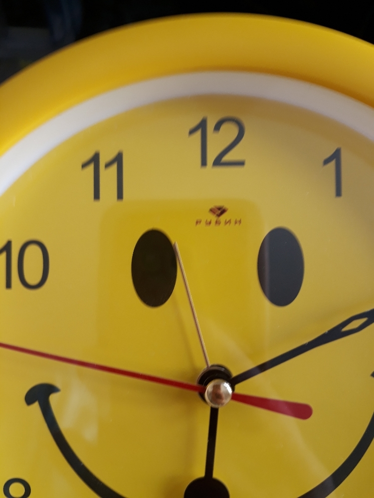 Фотография покупателя товара Часы - будильник настольные "Смайл", дискретный ход, циферблат d-15 см, 15.5 х 4.5 см, АА