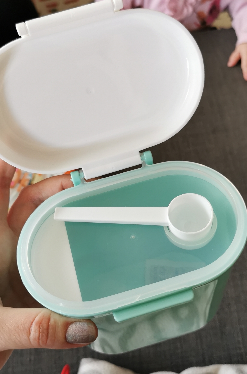Фотография покупателя товара Контейнер для хранения детского питания, с ложкой, цвет МИКС
