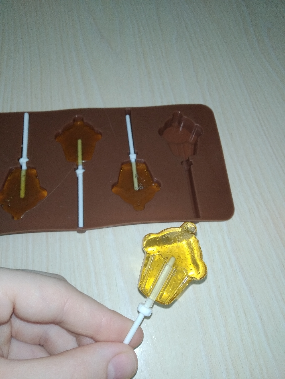 Фотография покупателя товара Форма для леденцов Доляна «Кексик», силикон, 25×9,5×1,5 см, 6 ячеек, с палочками, цвет коричневый