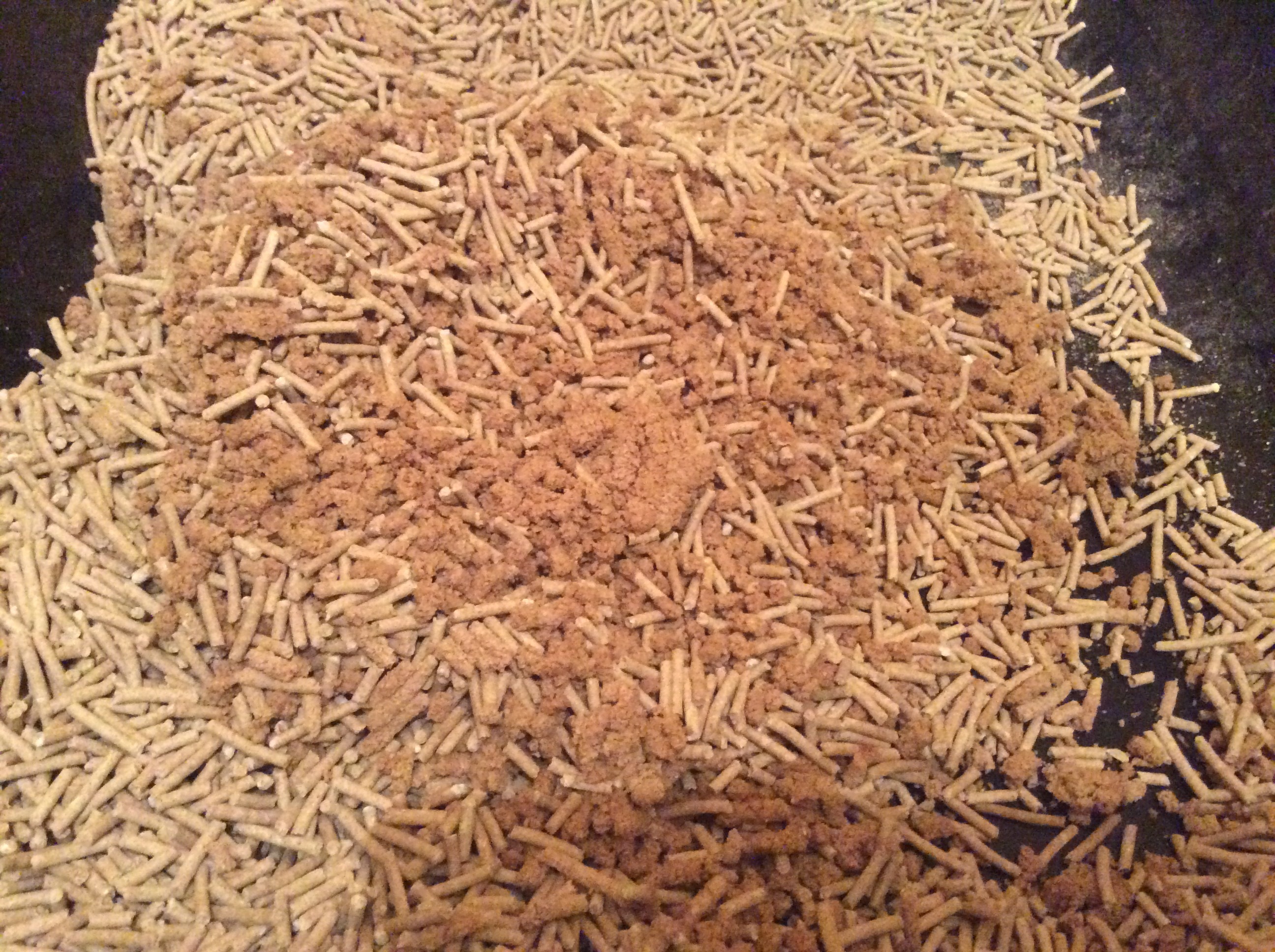 Фотография покупателя товара Наполнитель зерновой комкующийся "Чистые пушистые" классический, гранула ᴓ 2.5мм/2.7 кг/5л - Фото 2