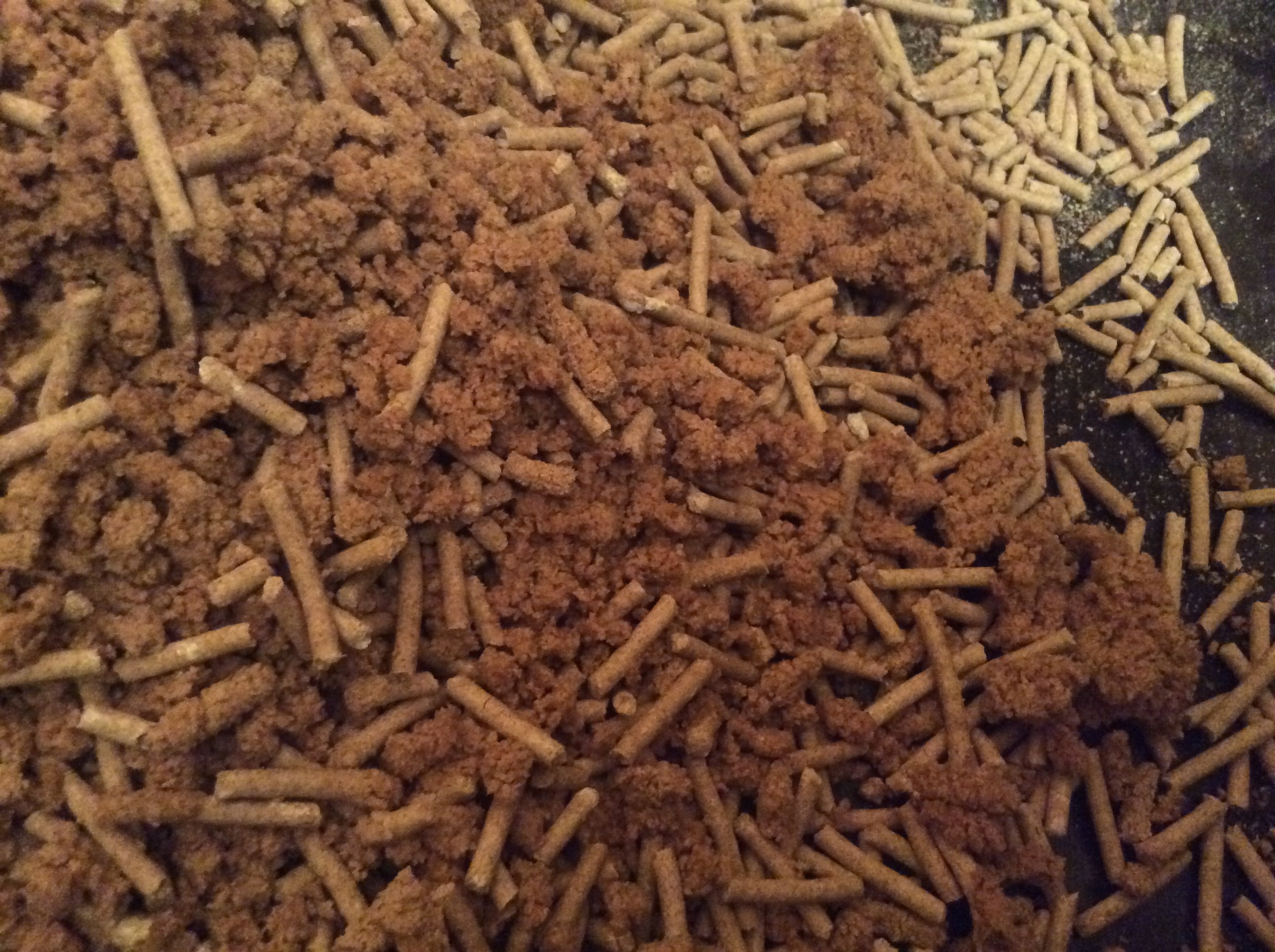Фотография покупателя товара Наполнитель зерновой комкующийся "Чистые пушистые" классический, гранула ᴓ 2.5мм/2.7 кг/5л - Фото 4