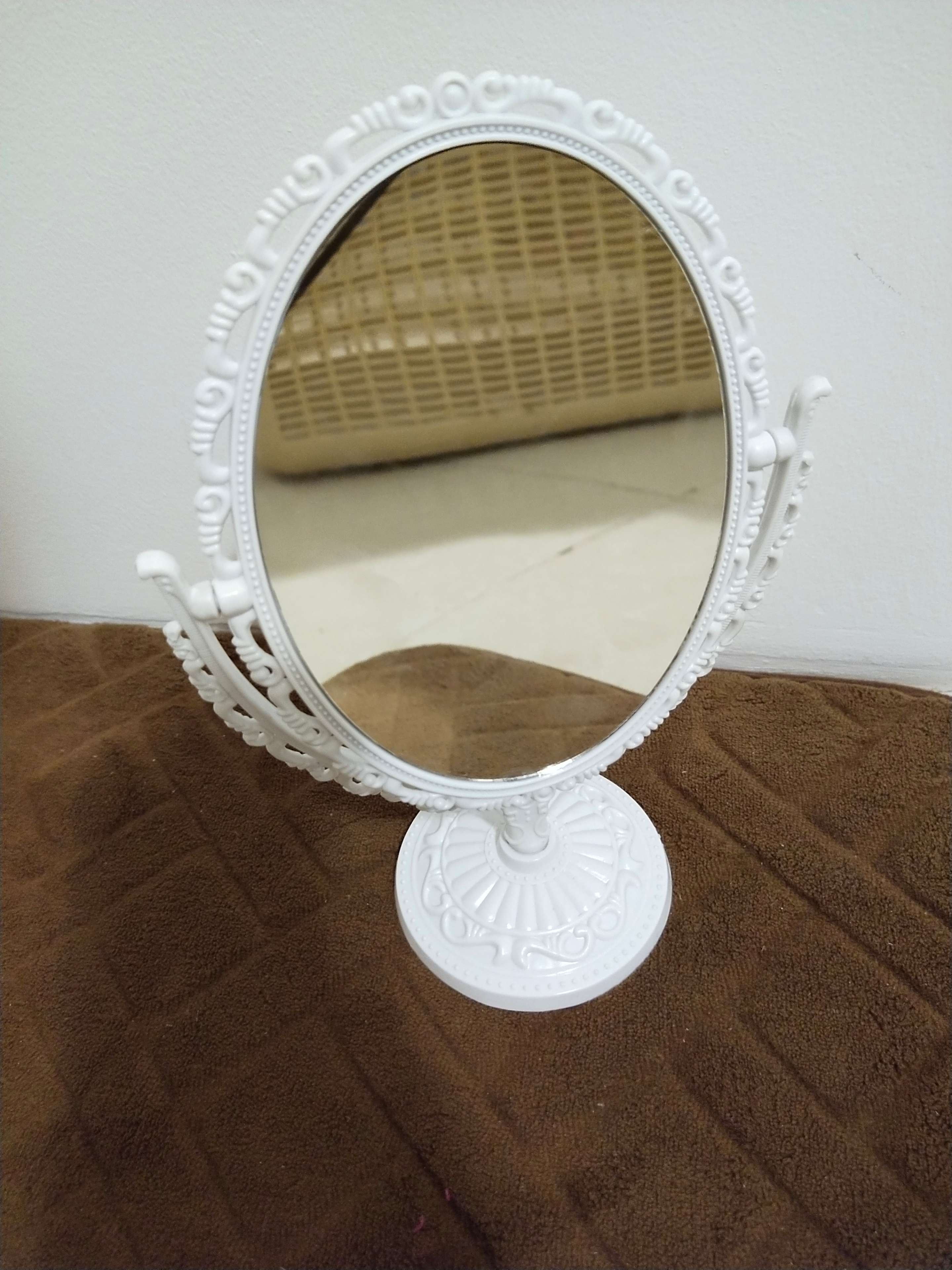 Фотография покупателя товара Зеркало настольное, двустороннее, с увеличением, зеркальная поверхность 11 × 15,5 см, цвет белый - Фото 3