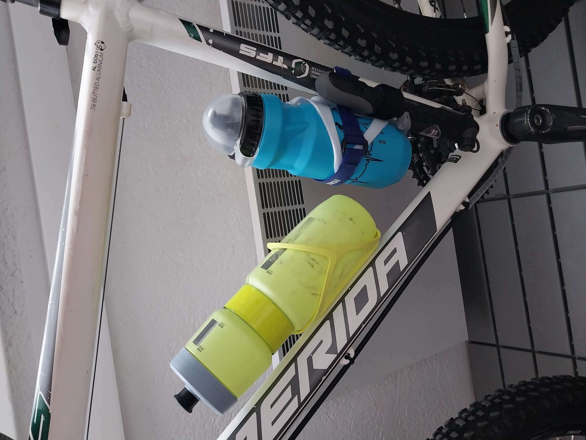 Фотография покупателя товара Бутылка для воды велосипедная, 650 мл, "Мастер К.", с креплением, синяя - Фото 3