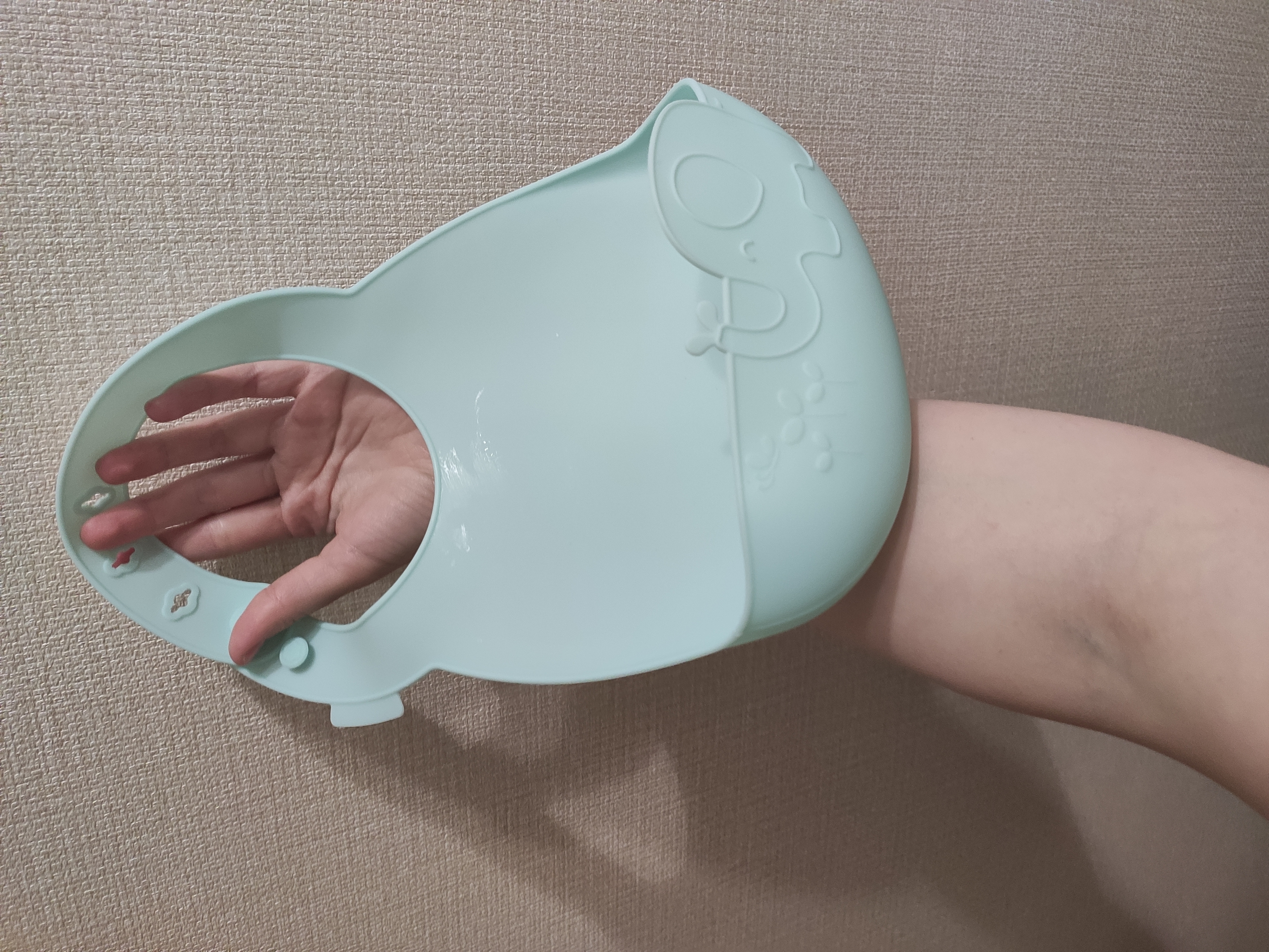 Фотография покупателя товара Нагрудник для кормления «Киты» силиконовый с карманом, цвет голубой - Фото 2