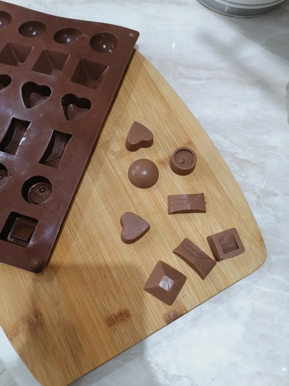 Фотография покупателя товара Форма для шоколада Доляна «Коробка конфет», силикон, 27×23×1,5 см, 30 ячеек (3,2×3,2 см), цвет коричневый