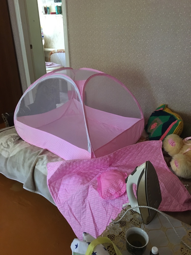 Фотография покупателя товара Манеж-палатка для ребёнка, москитная сетка на молнии, подушка и матрасик в комплекте, цвет розовый - Фото 1
