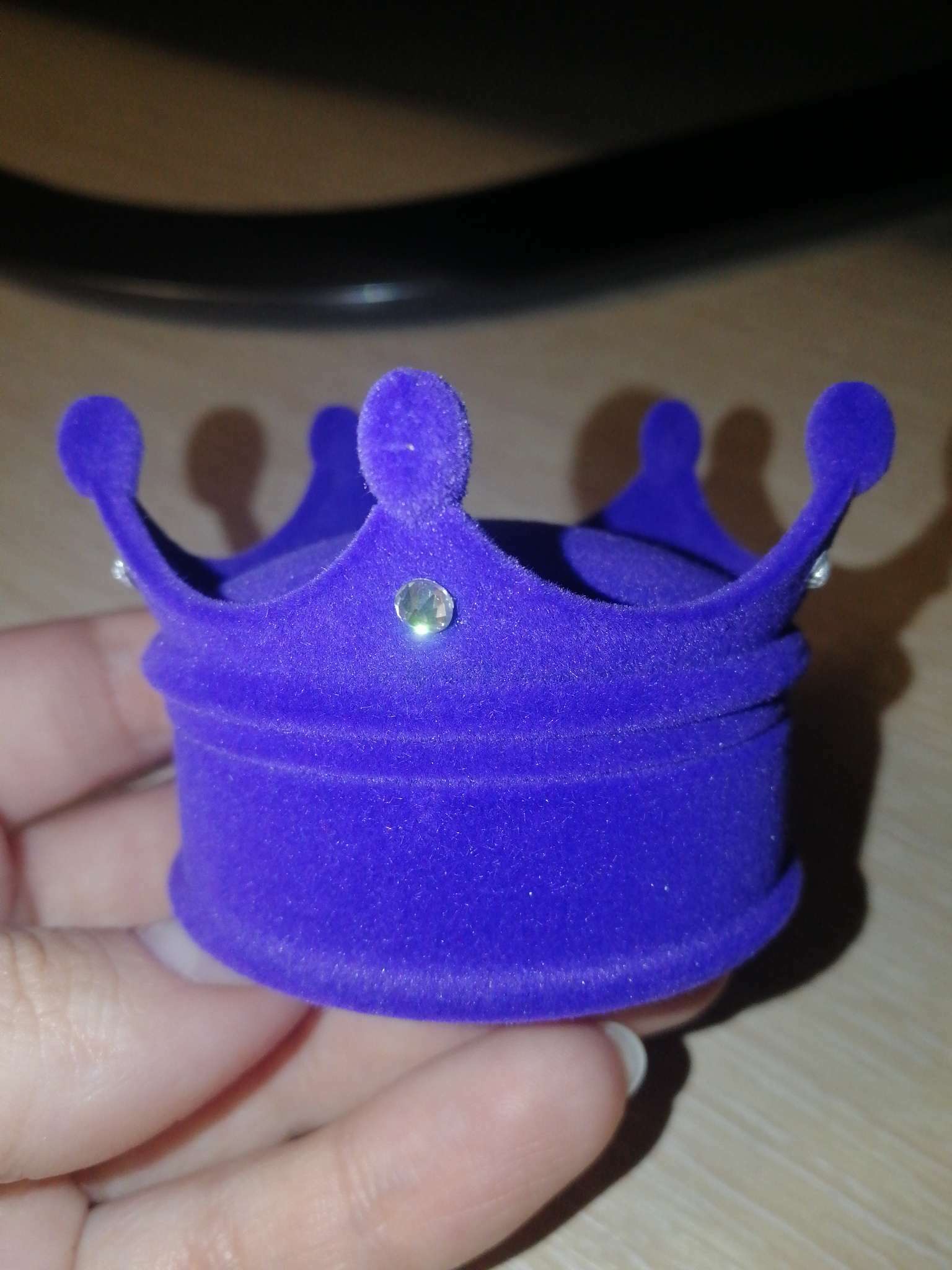 Фотография покупателя товара Футляр бархатный под серьги/кулон/кольцо «Корона» 5,5×5,5×4,5см, цвет фиолетовый - Фото 7