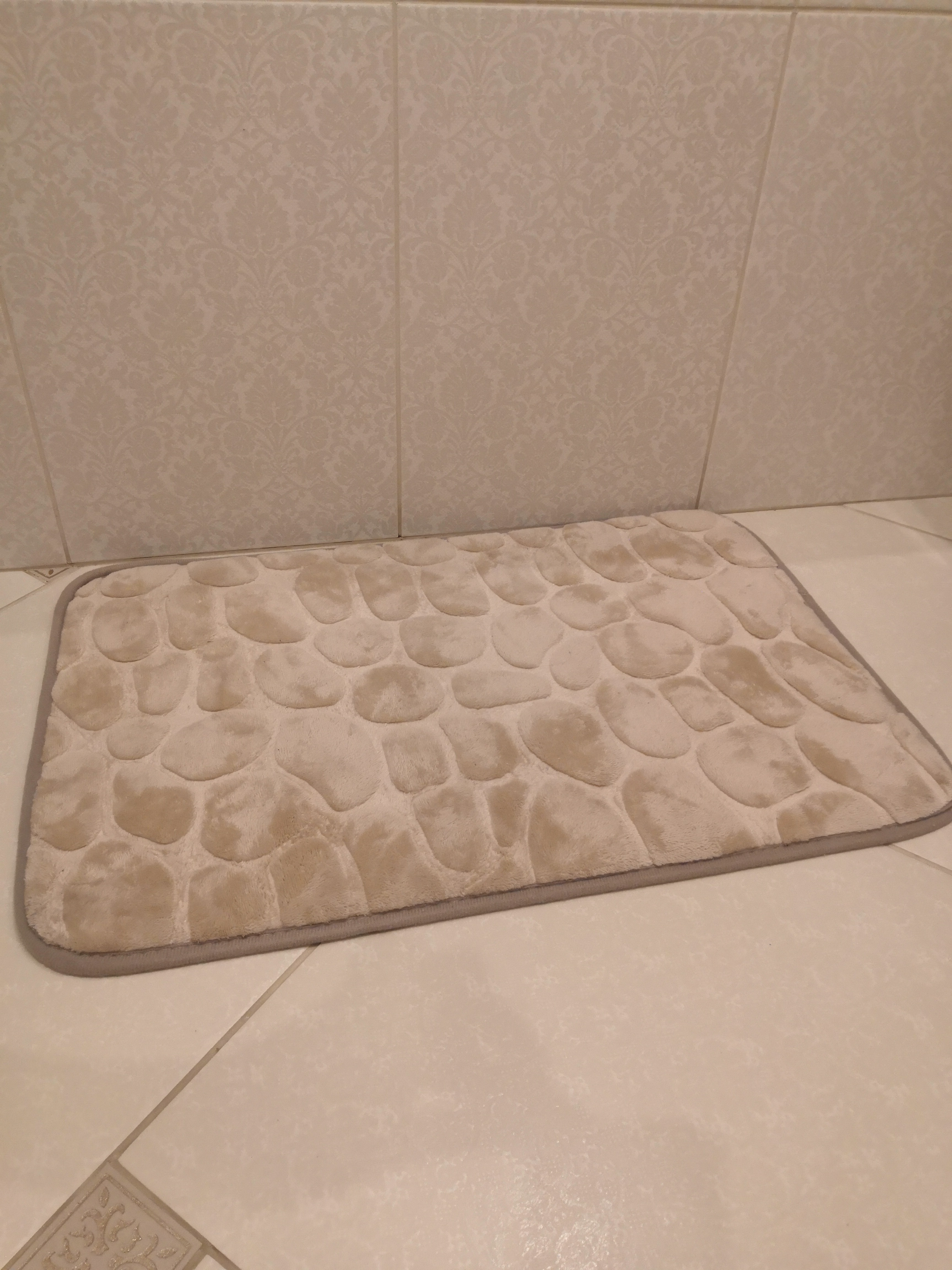 Фотография покупателя товара Коврик для ванной Доляна «Галька», 40×60 см, цвет бежевый - Фото 1