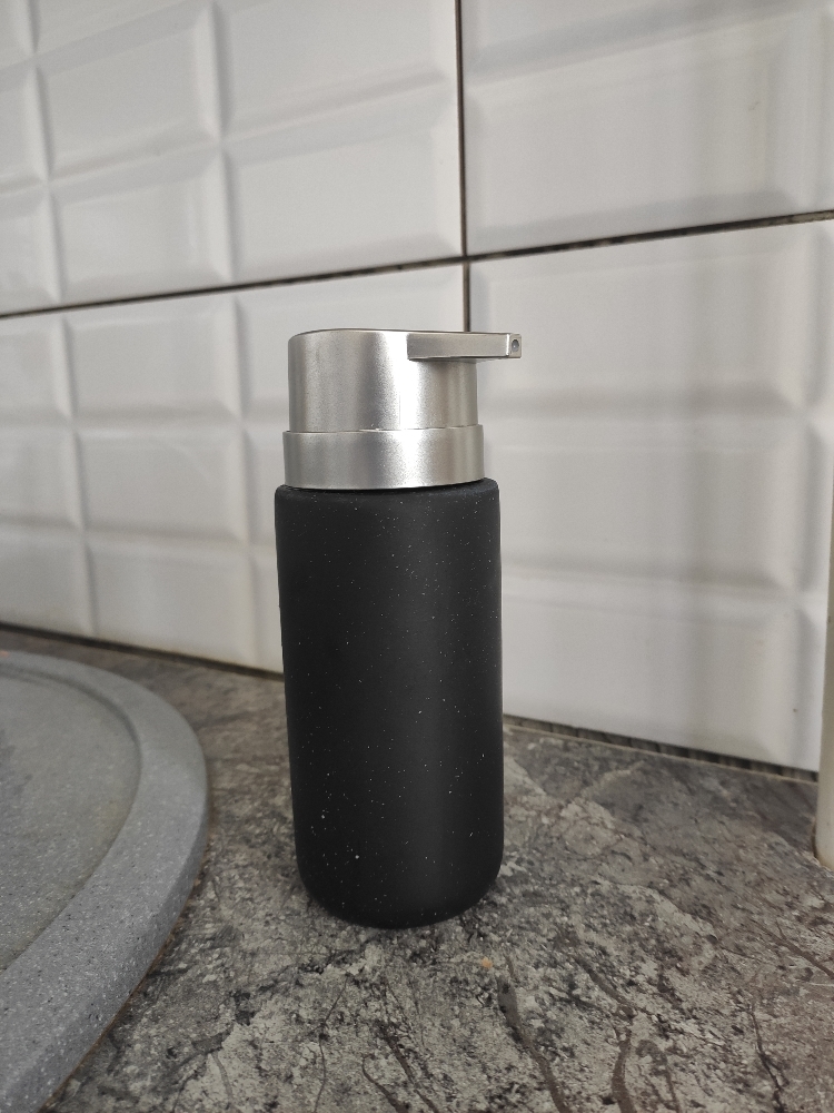 Фотография покупателя товара Дозатор для жидкого мыла Доляна «Тринити», 330 мл, цвет чёрный - Фото 2