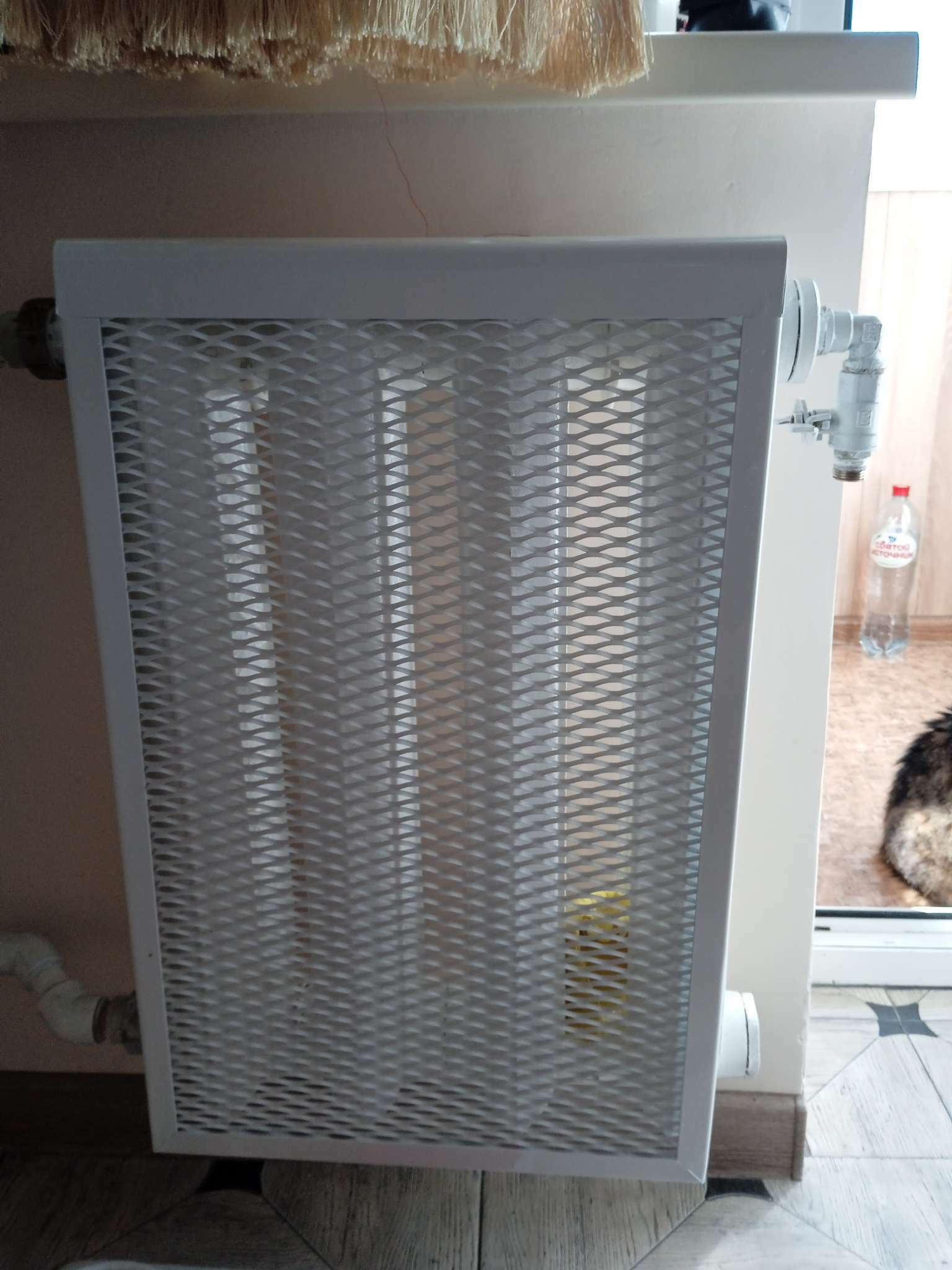 Фотография покупателя товара Экран на чугунный радиатор ZEIN, 390х610х150 мм, 4 секции, металлический, белый