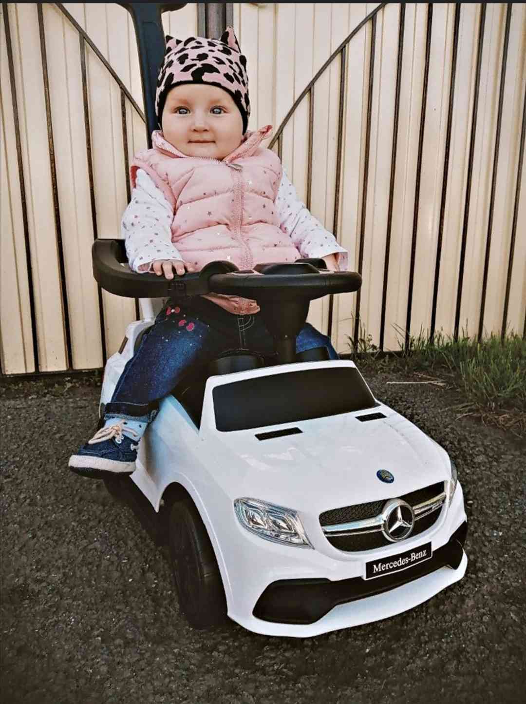 Фотография покупателя товара Толокар Mercedes-Benz AMG GLE, родительская ручка, звук, цвет белый