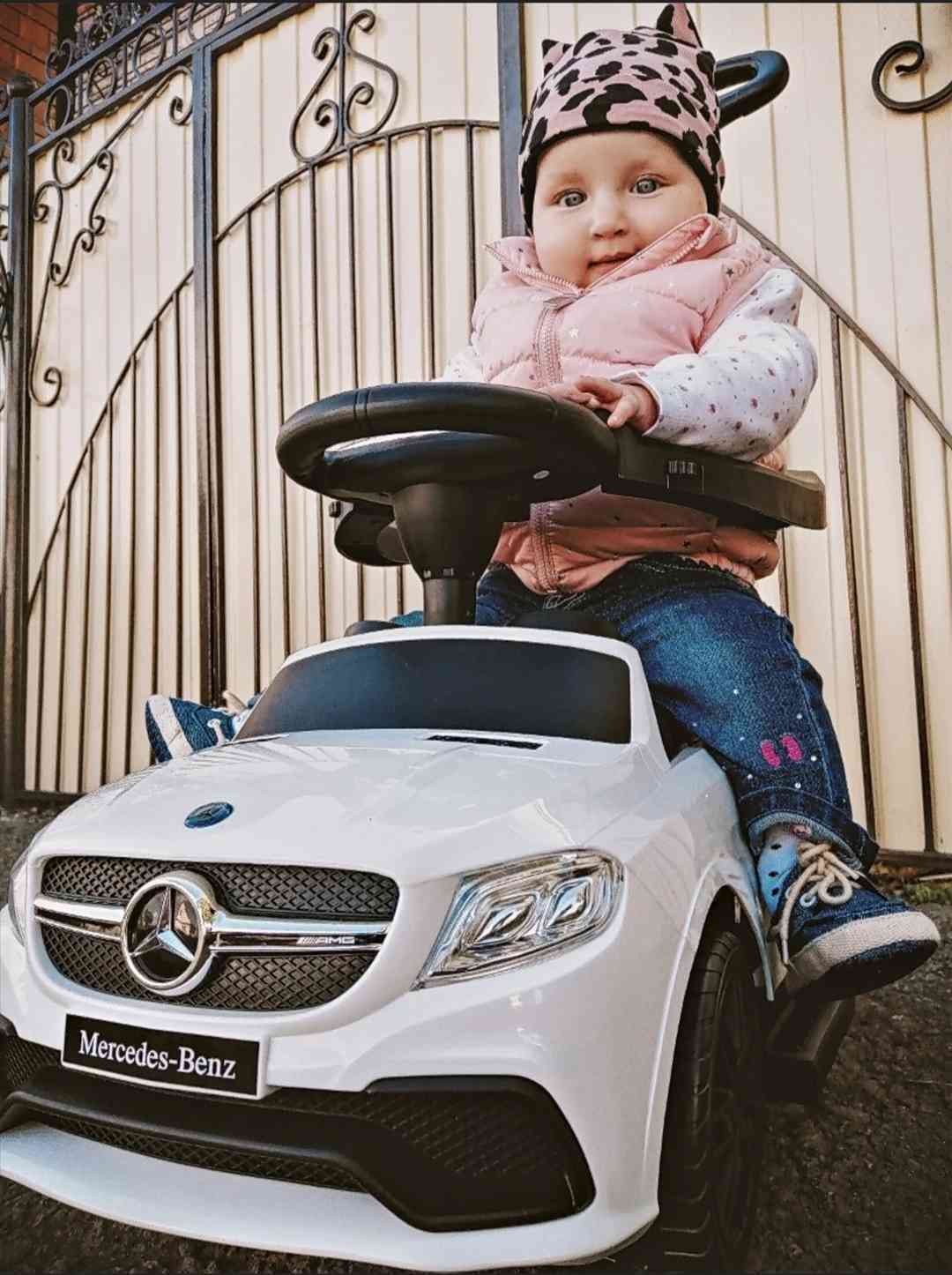Фотография покупателя товара Толокар Mercedes-Benz AMG GLE, родительская ручка, звук, цвет синий - Фото 2