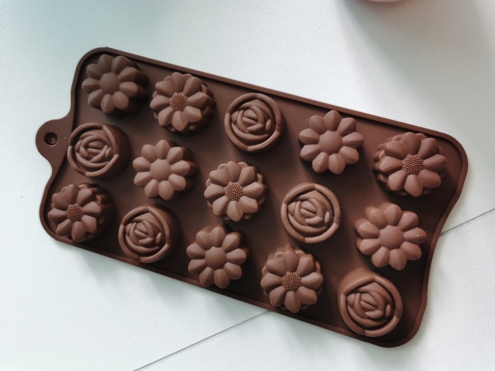 Фотография покупателя товара Форма для шоколада Доляна «Ассорти», силикон, 22×10,5×1,5 см, 15 ячеек (d=2,7 см), цвет коричневый - Фото 2
