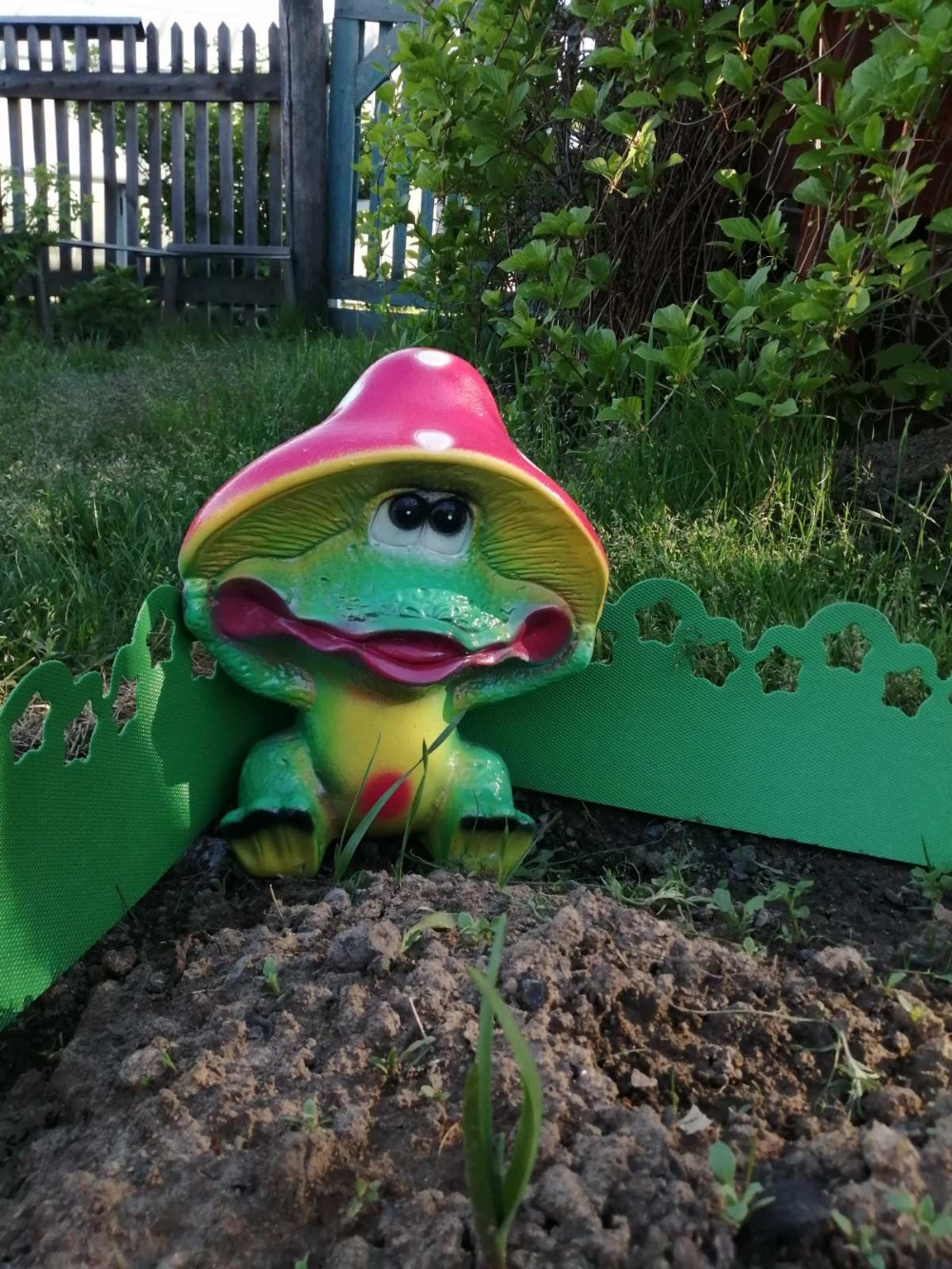 Фотография покупателя товара Садовая фигура "Лягушка Гриб", разноцветная, гипс, 29 см