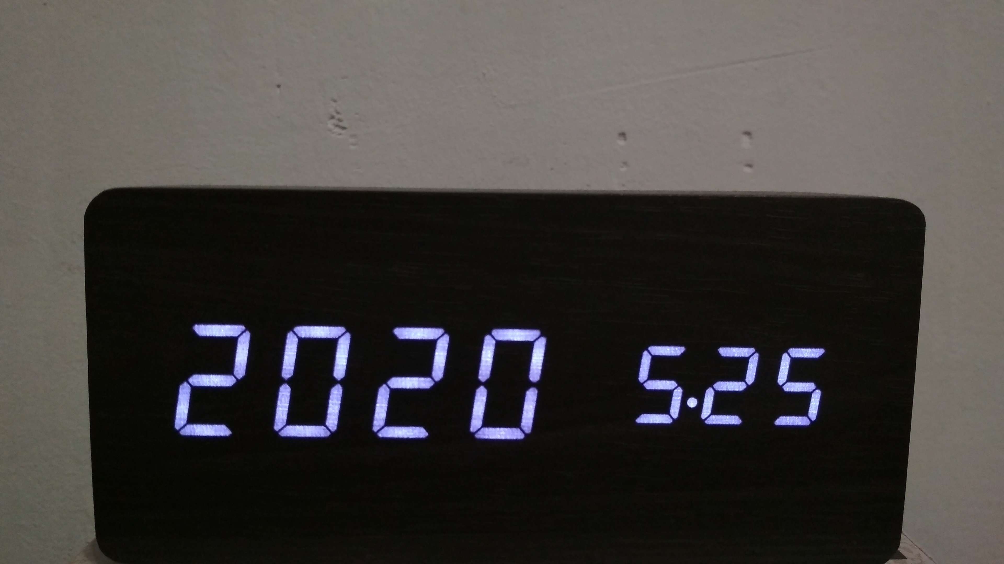 Фотография покупателя товара Часы - будильник электронные "Цифра-Т" настольные с термометром, деревянные, ААА, USB - Фото 3