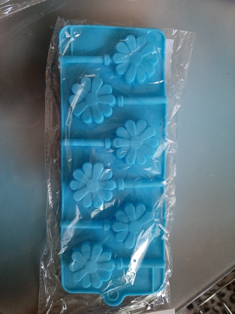 Фотография покупателя товара Форма для леденцов Доляна «Ромашка», силикон, 9,5×24×1 см, 6 ячеек (d=3,8 см), с палочками, цвет МИКС - Фото 5