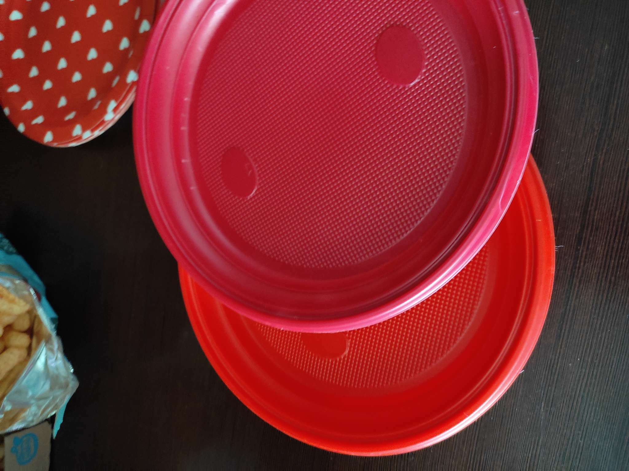 Фотография покупателя товара Тарелки одноразовые, d= 21 см, цвет красный, 12 шт/уп - Фото 1