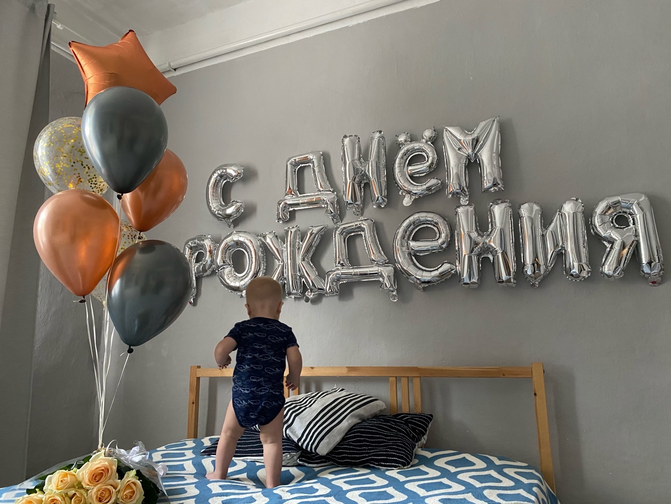 Фотография покупателя товара Воздушный шар «С днём рождения!», буквы + фонтан, набор 20 шт., цвет серебро - Фото 3