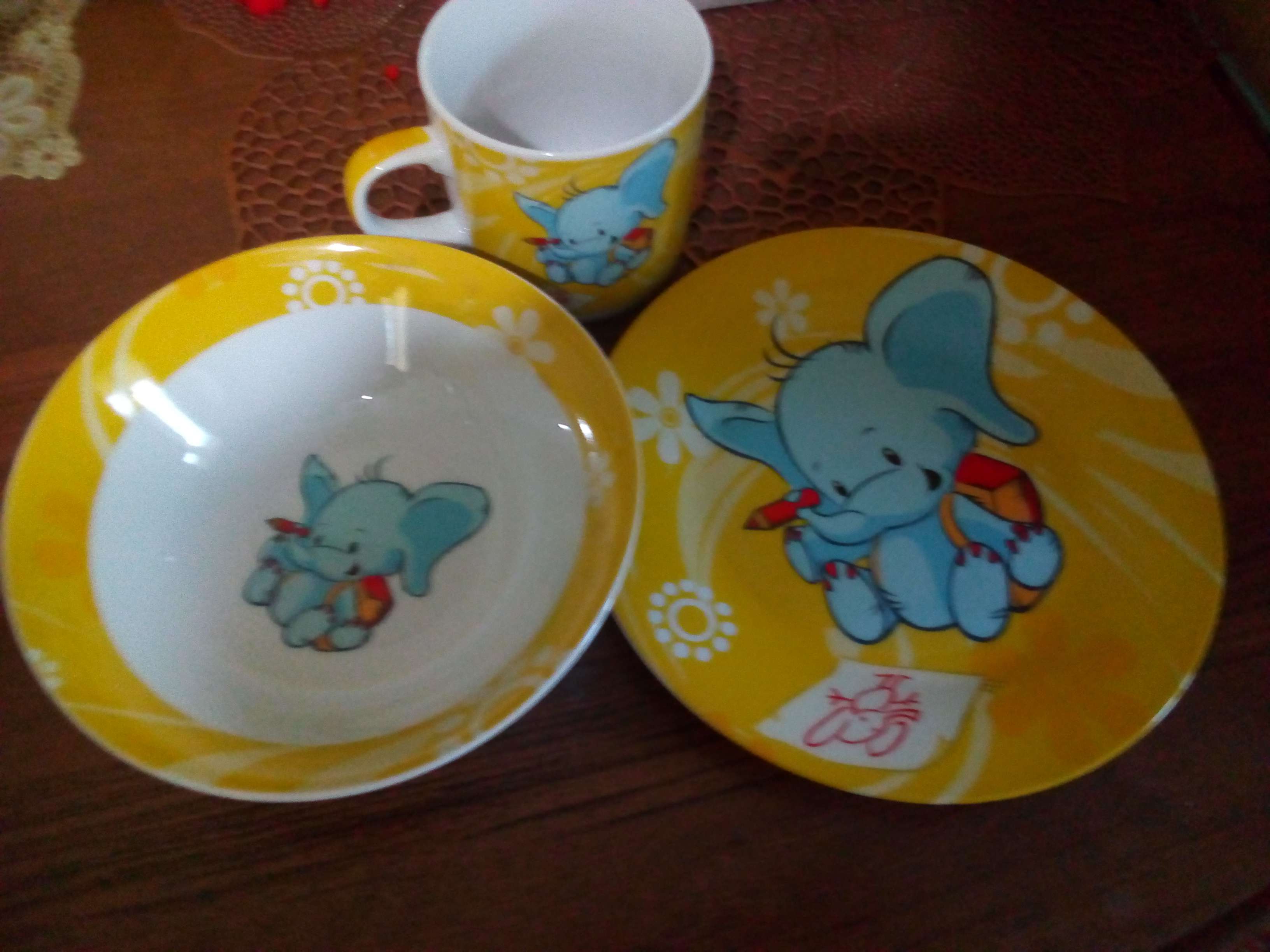 Фотография покупателя товара Набор детской посуды из керамики Доляна «Слонёнок», 3 предмета: кружка 230 мл, миска 400 мл, тарелка d=18 см - Фото 2