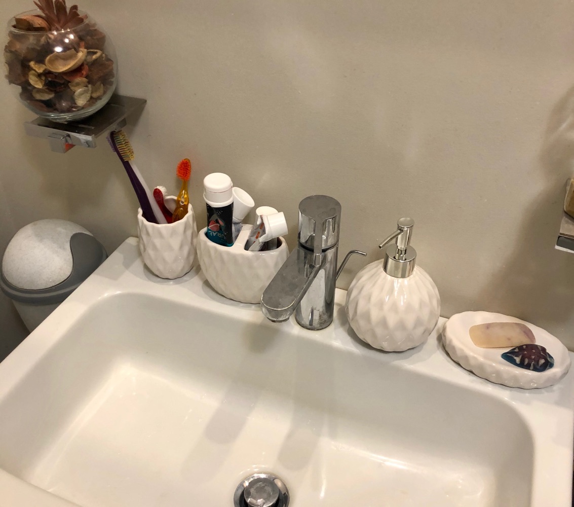 Фотография покупателя товара Набор аксессуаров для ванной комнаты «Камелия», 4 предмета (дозатор 450 мл, мыльница, 2 стакана), цвет белый - Фото 1