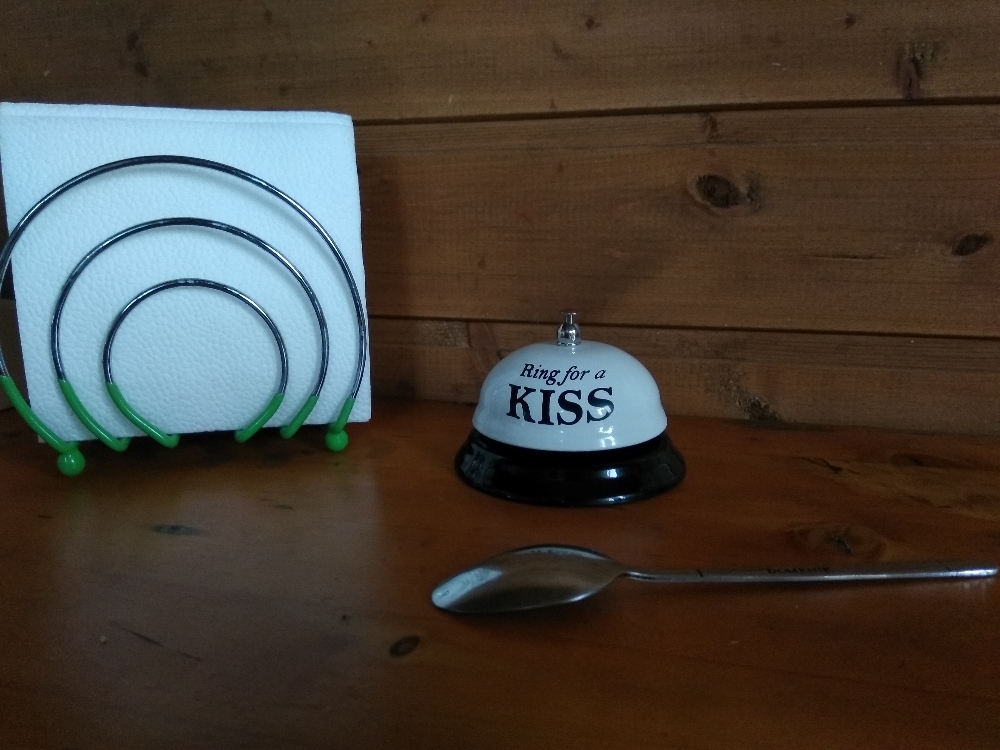 Фотография покупателя товара Звонок настольный "Ring for a kiss", 7.5 х 7.5 х 6 см - Фото 1