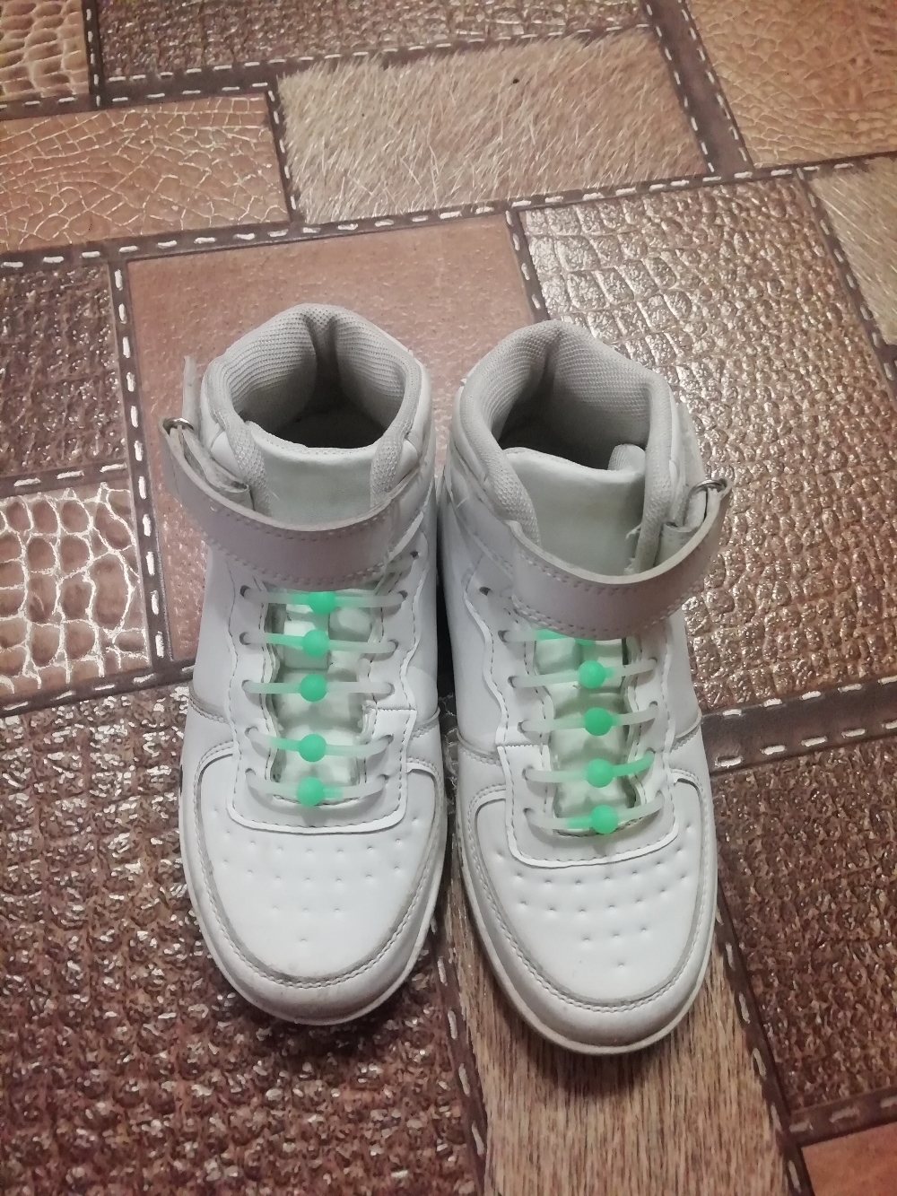 Фотография покупателя товара Набор шнурков для обуви «Шар», 6 шт, силиконовые, круглые, светящиеся в темноте, d = 15 мм, 6,5 см, цвет белый/зелёный неоновый - Фото 2