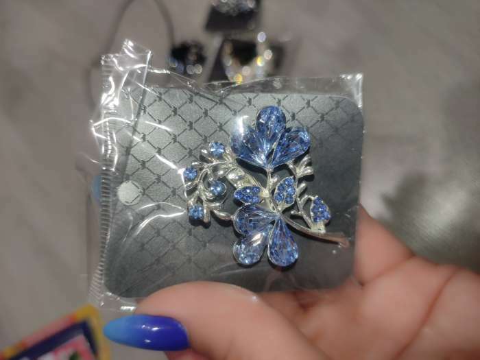 Фотография покупателя товара Брошь «Цветок» трилистник, цвет голубой в серебре - Фото 5
