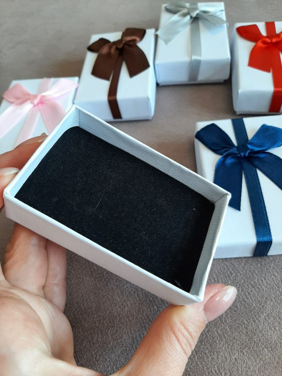Фотография покупателя товара Коробочка подарочная под набор «Бантик» минимализм, 5×8 (размер полезной части 4,9×7,8 см), цвет МИКС