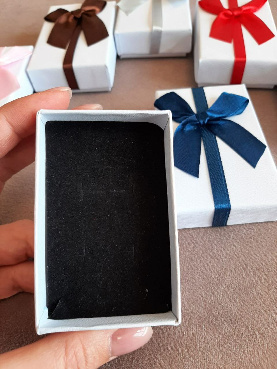 Фотография покупателя товара Коробочка подарочная под набор «Бантик» минимализм, 5×8 (размер полезной части 4,9×7,8 см), цвет МИКС - Фото 4