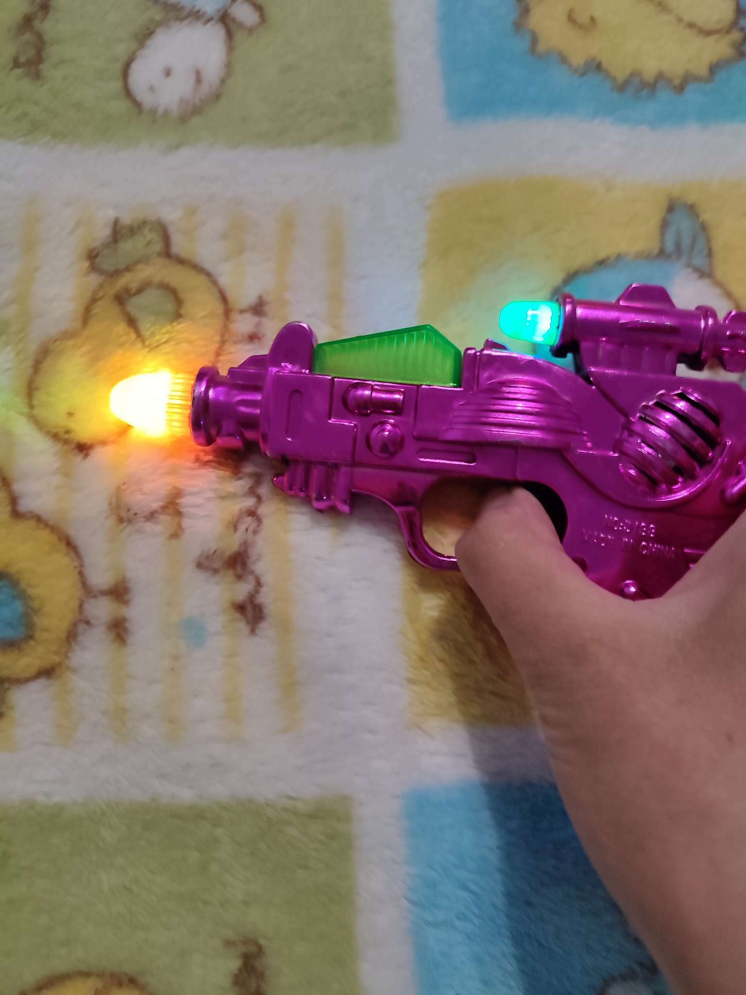 Фотография покупателя товара Пистолет «Сверчок», световые и звуковые эффекты, работает от батареек, цвета МИКС - Фото 3