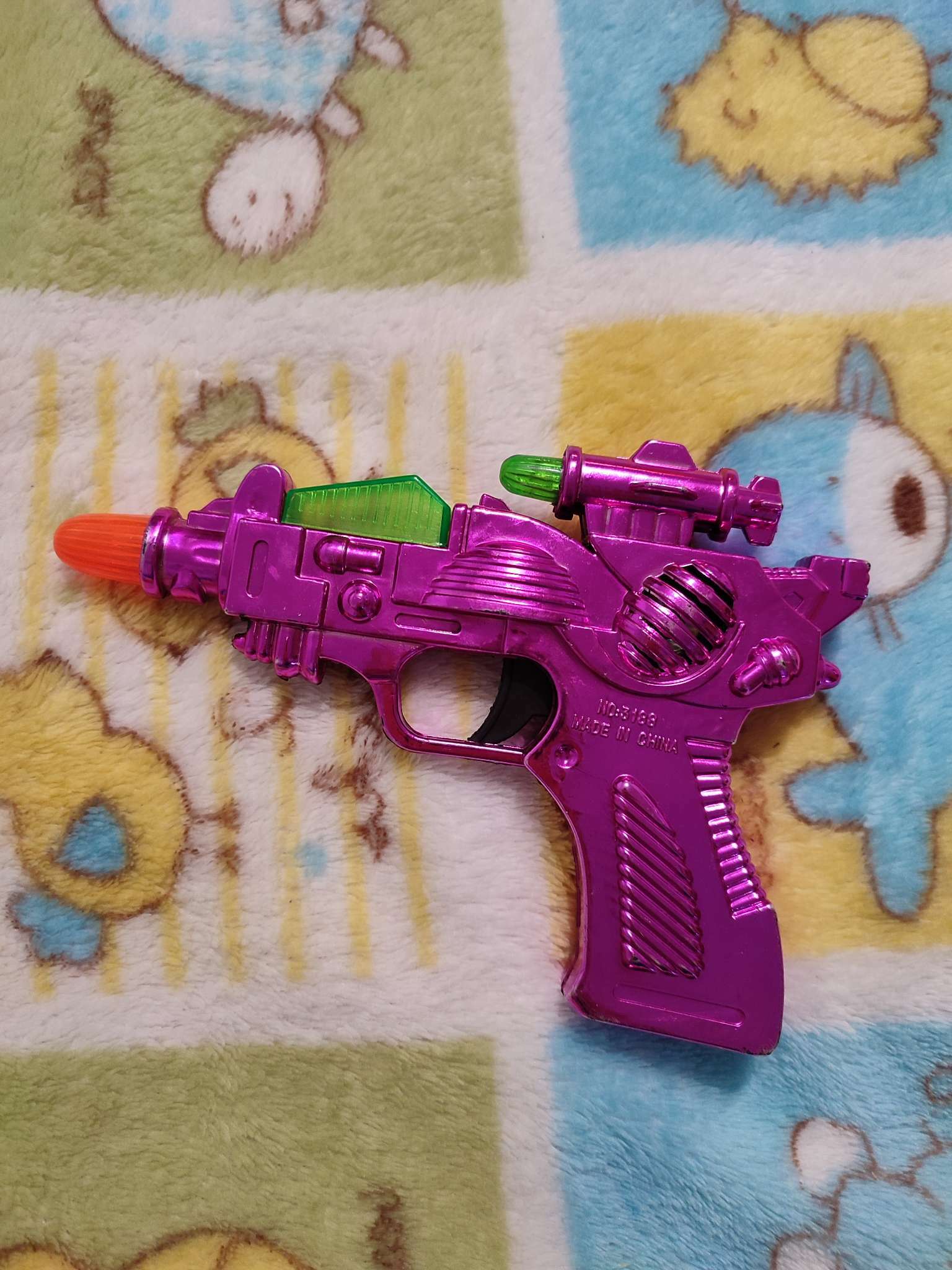 Фотография покупателя товара Пистолет «Сверчок», световые и звуковые эффекты, работает от батареек, цвета МИКС - Фото 2