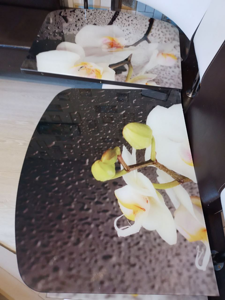 Фотография покупателя товара Стол раздвижной с фп Орхидея белая, 1100/1500х700х777, стекло/пояс венге/ноги хром прямые - Фото 59