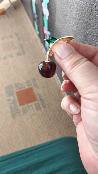 Фотография покупателя товара Брошь «Вишенка», цвет бордово-зелёный в золоте - Фото 2