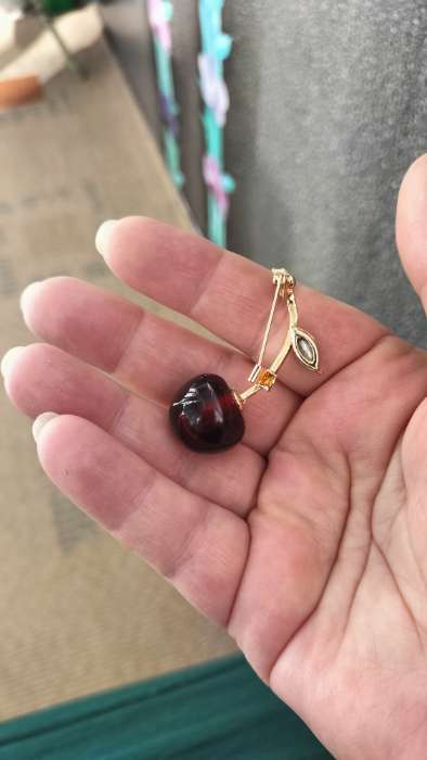 Фотография покупателя товара Брошь «Вишенка», цвет бордово-зелёный в золоте - Фото 3