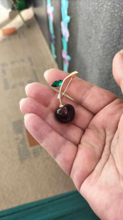 Фотография покупателя товара Брошь «Вишенка», цвет бордово-зелёный в золоте - Фото 4