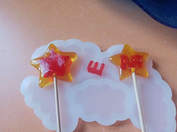 Фотография покупателя товара Форма для леденцов новогодняя Доляна «Звёзды», силикон, 15.5×13.5×0.7 см, 6 ячеек, прозрачная - Фото 8