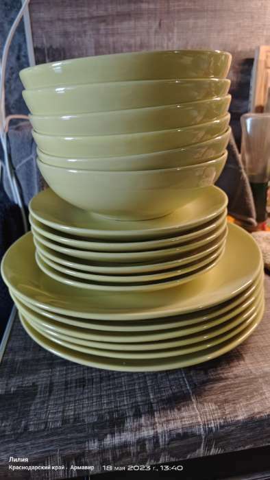 Фотография покупателя товара Набор тарелок керамических Доляна «Пастель», 18 предметов: 6 тарелок d=19 см, 6 тарелок d=27 см, 6 мисок d=19 см, цвет зелёный - Фото 2
