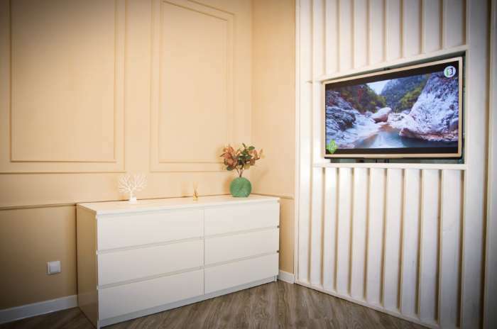 Фотография покупателя товара Подставка для украшений «Олень», 25×15×22 см, прямоугольное основание, белая - Фото 3