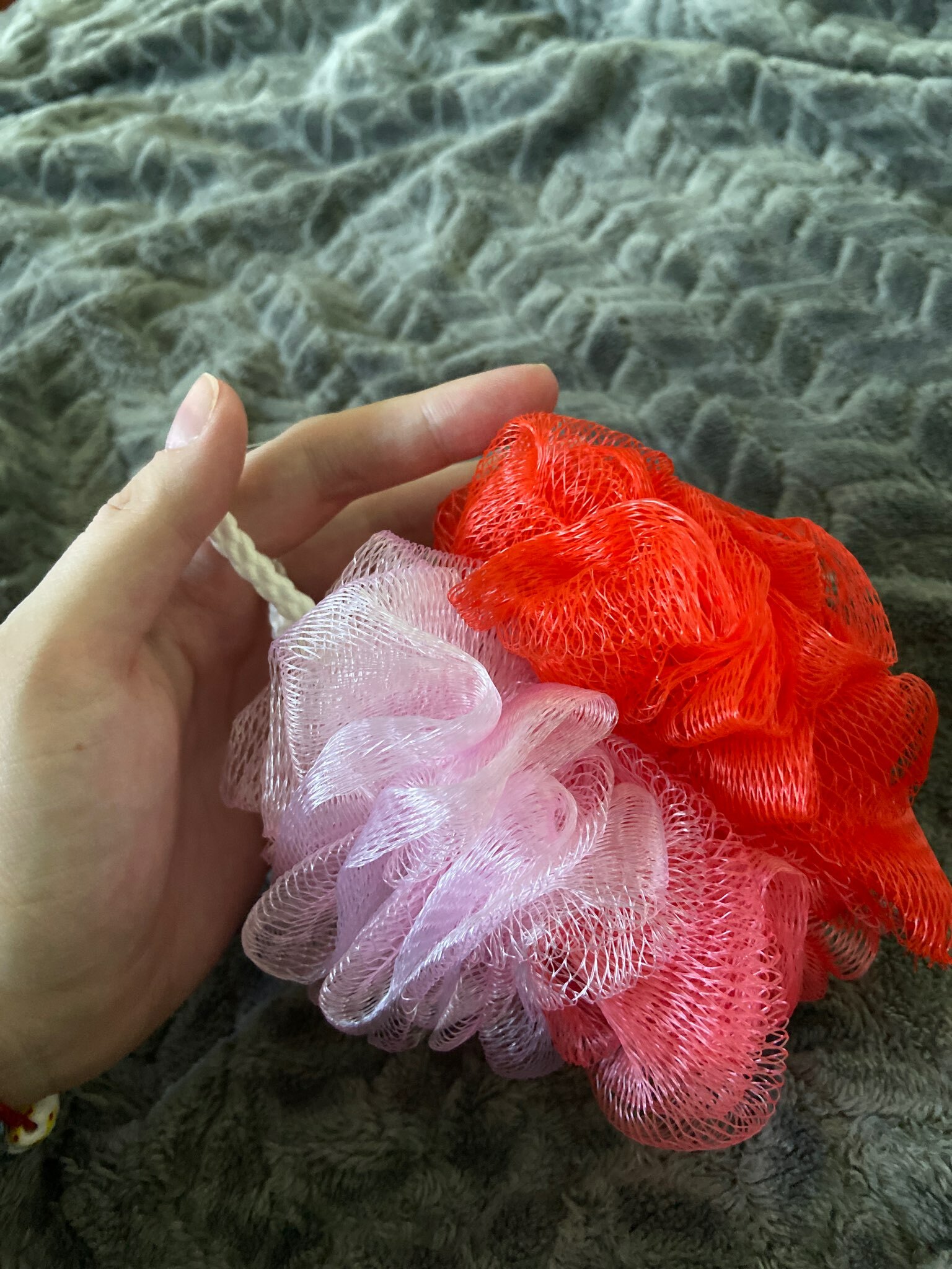 Фотография покупателя товара Мочалка для тела Доляна, 10×10×9 см, двухцветная, 40 г, цвет МИКС