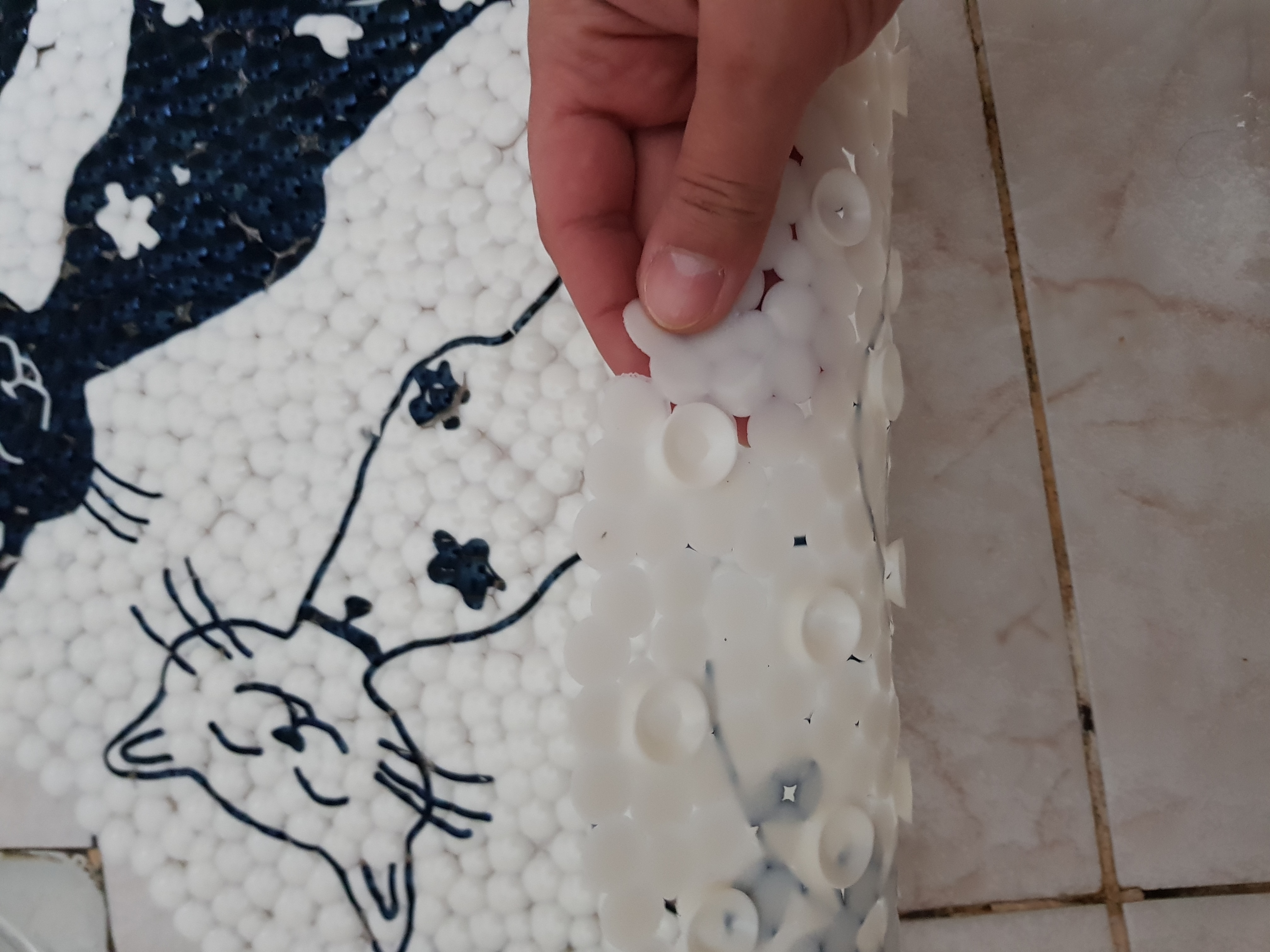 Фотография покупателя товара Коврик противоскользящий СПА в ванну на присосках Доляна «Кошечки», 38×67,5 см, цвет белый