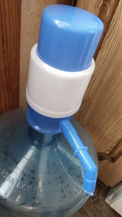 Фотография покупателя товара УЦЕНКА Помпа для воды LuazON, механическая, малая, под бутыль от 11 до 19 л, голубая - Фото 5